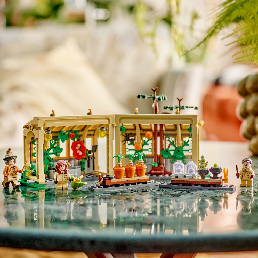 Конструктор LEGO Harry Potter Замок Гогвортс: урок гербології 76445