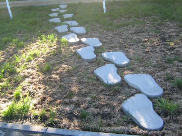 Форма-трафарет для изготовления садовых дорожек Следы великана (2 шт./уп.)