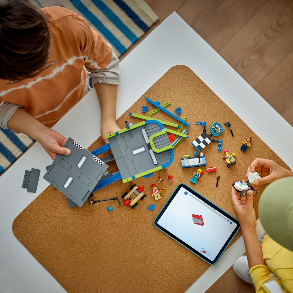 Конструктор LEGO City Жодних обмежень: Автодром для гоночних автомобілів 60460