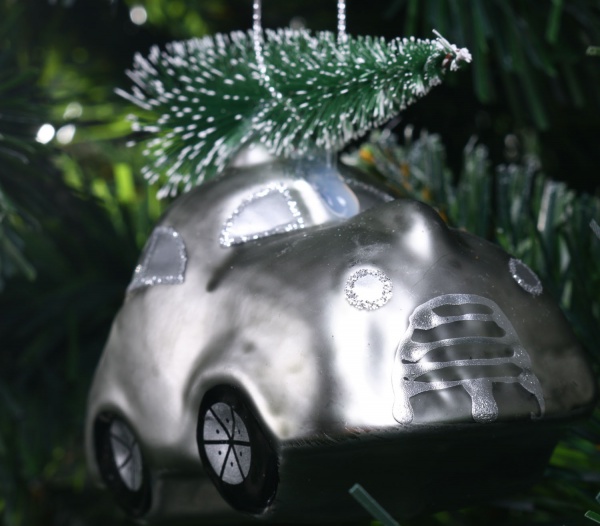 Ялинкова іграшка у формі автомобіля з ялинкою 4,5 см 