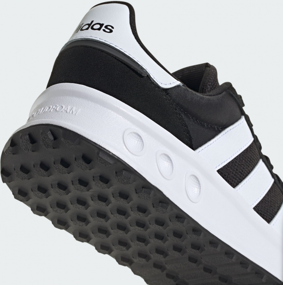 Кросівки чоловічі Adidas RUN 84 CBLACK/FTWWHT/CARBON IH8613 р.41 1/3 чорні