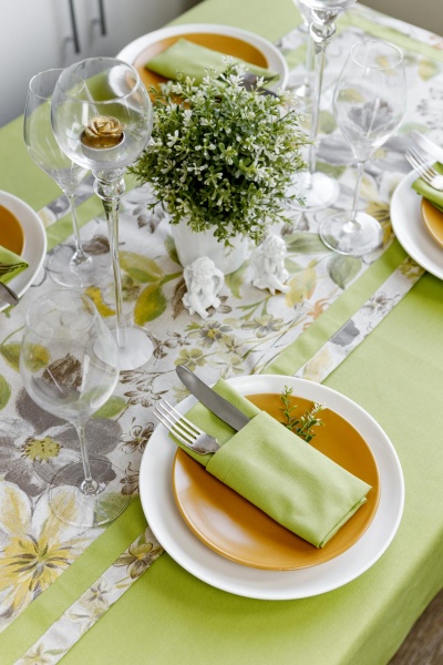 Скатертина Квітка однотон зелений 133x220 см La Nuit 