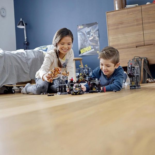 Конструктор LEGO Super Heroes Вторжение Глиноликий в пещеру Бэтмена 76122