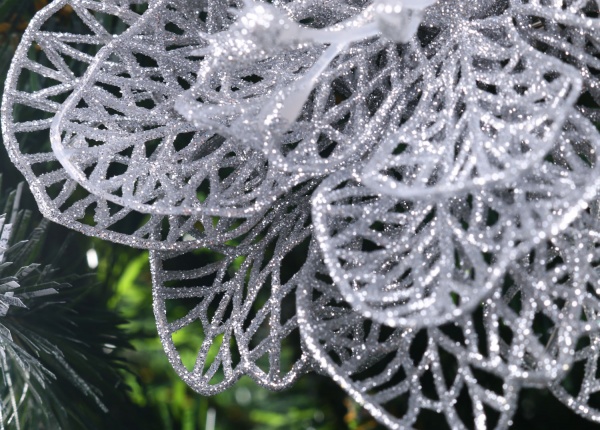 Цветок декоративный новогодняя средняя серебряная присыпка 16 см с зажимом