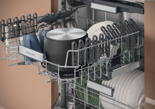 Вбудовувана посудомийна машина Hotpoint HM7 42 L