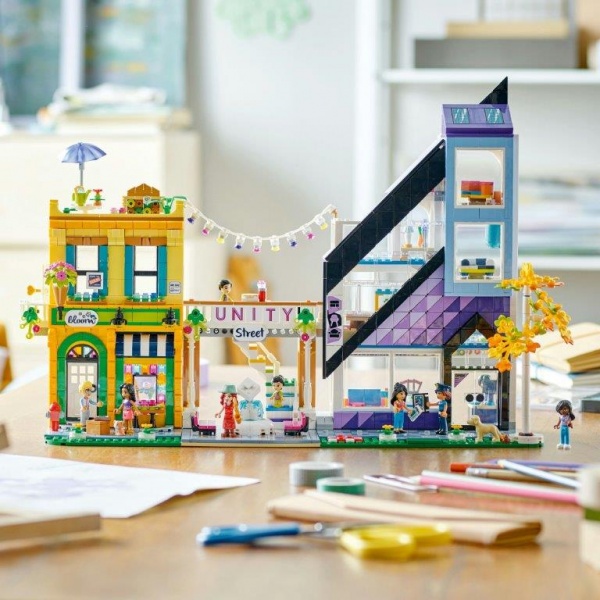 Конструктор LEGO Friends Квіткові та дизайнерські крамниці у центрі міста 41732
