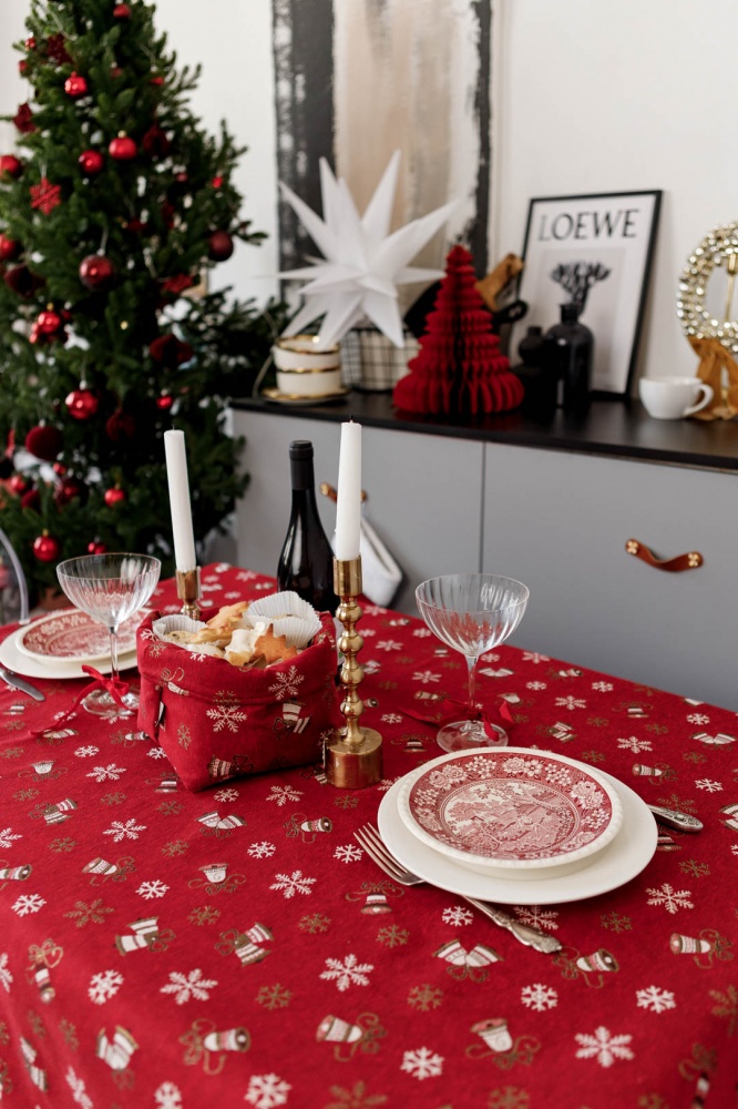 Скатерть Колокольчики на красном 136x136 см Прованс