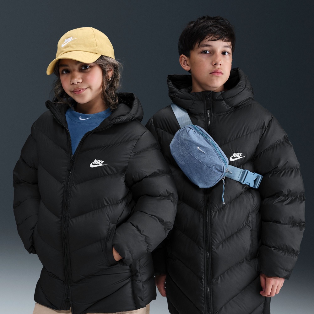 Куртка унисекс Nike Sportswear All Day Play Older Kids' Puffer Jacket р.158 черный HJ2722-010