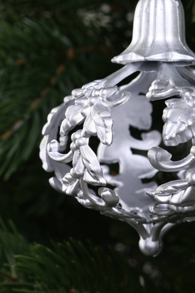 Декоративная подвеска Волчок 7x9 см серебро NY21045