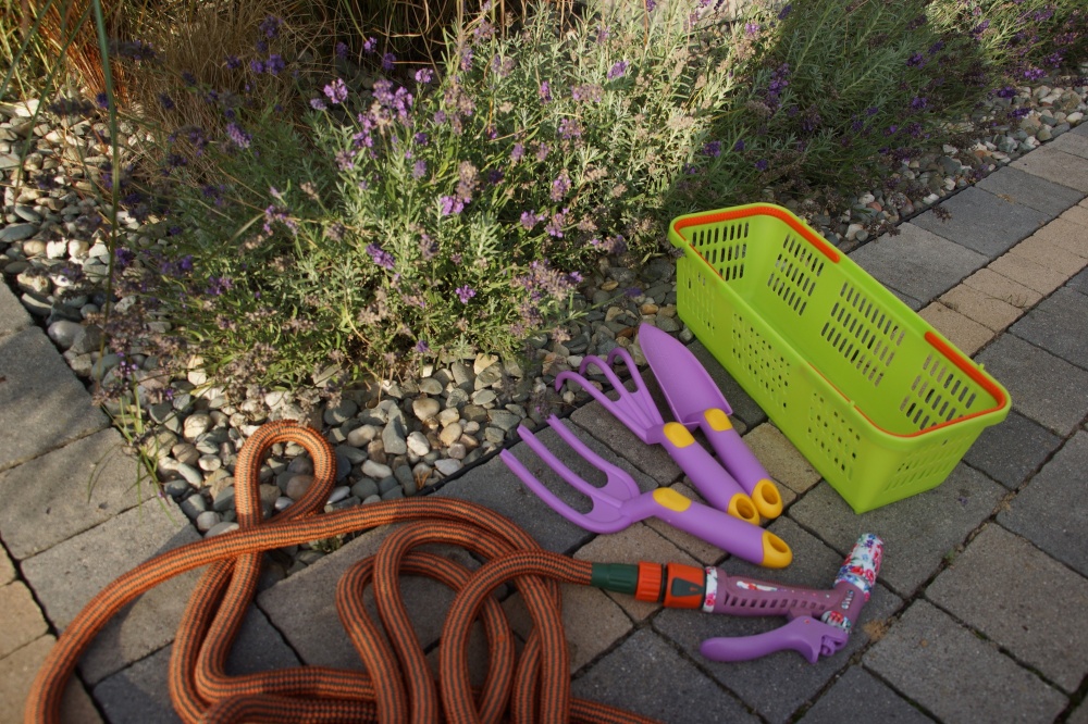 Лопатка суцільна вузька бузкова