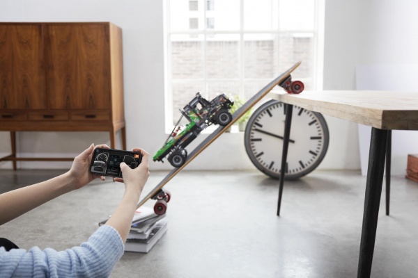 Конструктор LEGO Technic Грузовик Mercedes-Benz Zetros 4x4 с управлением из приложения 42129