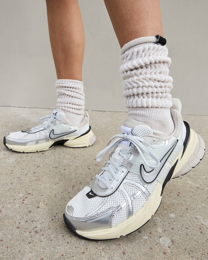 Кросівки жіночі демісезонні Nike V2K RUN FD0736-100 р.38,5 біло-сірі