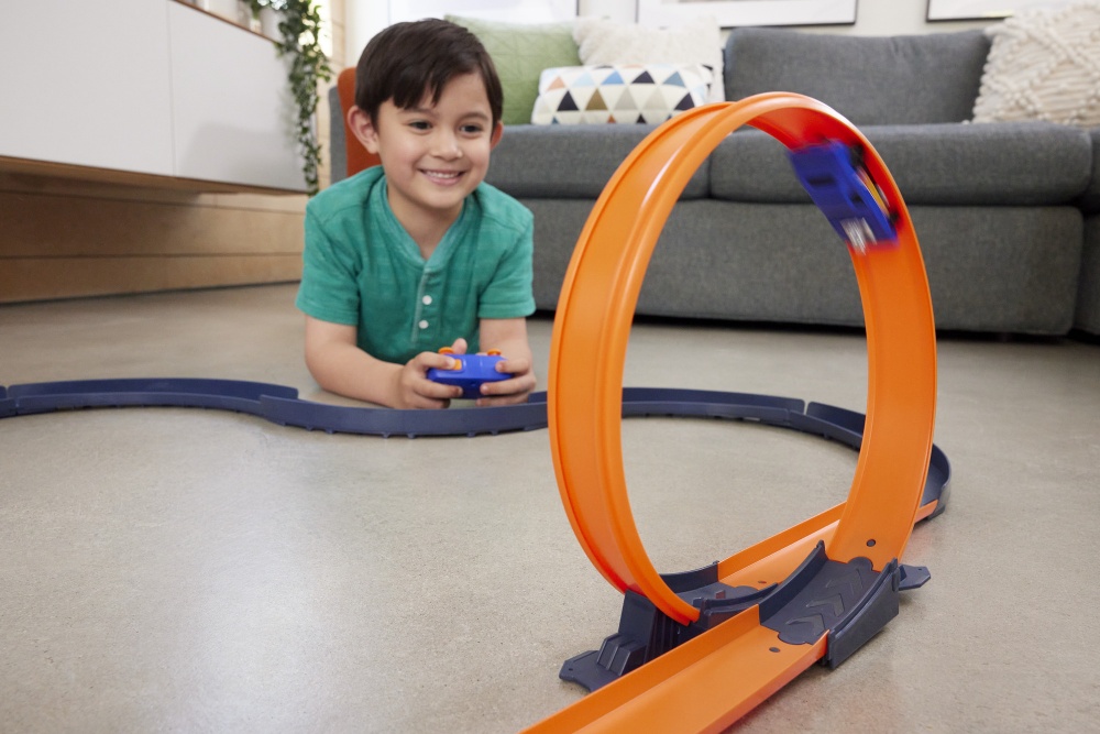 Трек Hot Wheels з машинкою 1:64 на радіокеруванні «Виклик швидкості» 1:64 HXX45