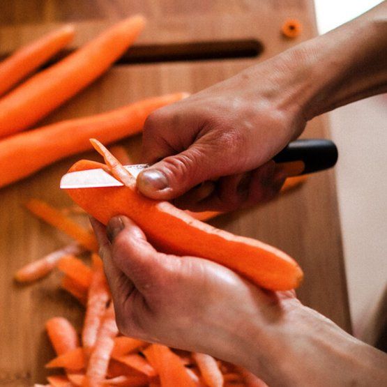 Ніж для овочів Fiskars FF 1057544