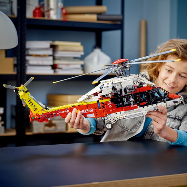 Конструктор LEGO Technic Рятувальний гелікоптер Airbus H175 42145