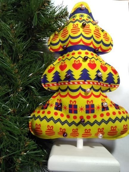 Прикраса новорічна на підставці Ялинка жовта з перлинами 30 см 