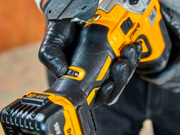 Электролобзик DeWalt DCS335N