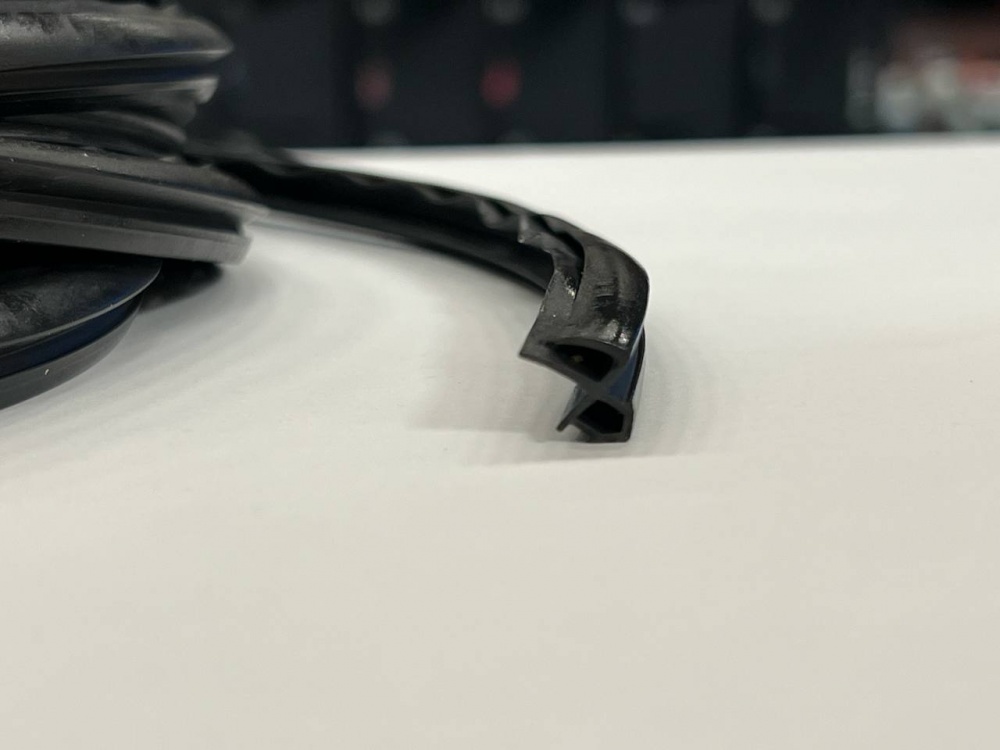 Уплотнитель фигурный Vektor для рамы и створки 12 м черный