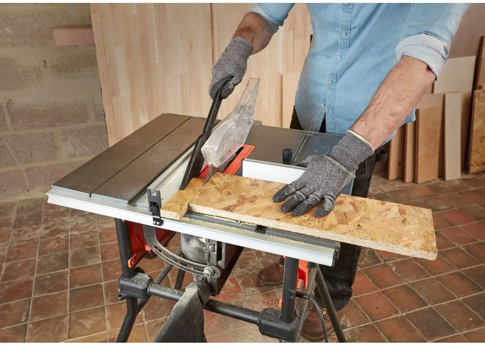 Пила торцовочная Black+Decker BES720