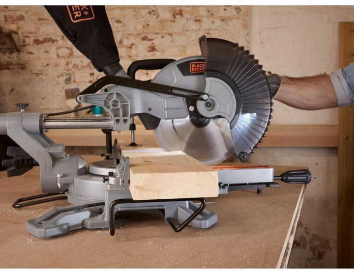 Пила торцювальна Black+Decker BES710