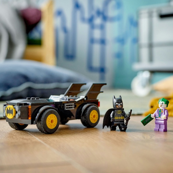 Конструктор LEGO DC Comics Super Heroes Погоня на Бетмобілі: Бетмен проти Джокера 76264