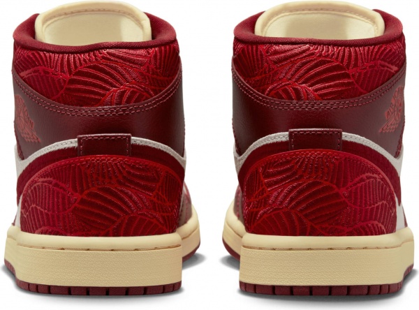 Кросівки Nike WMNS AIR JORDAN 1 MID SE DZ2820-601 р.37,5 червоний