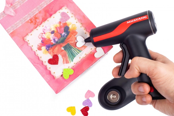 Пистолет клеевой Mustang аккумуляторный GG2600