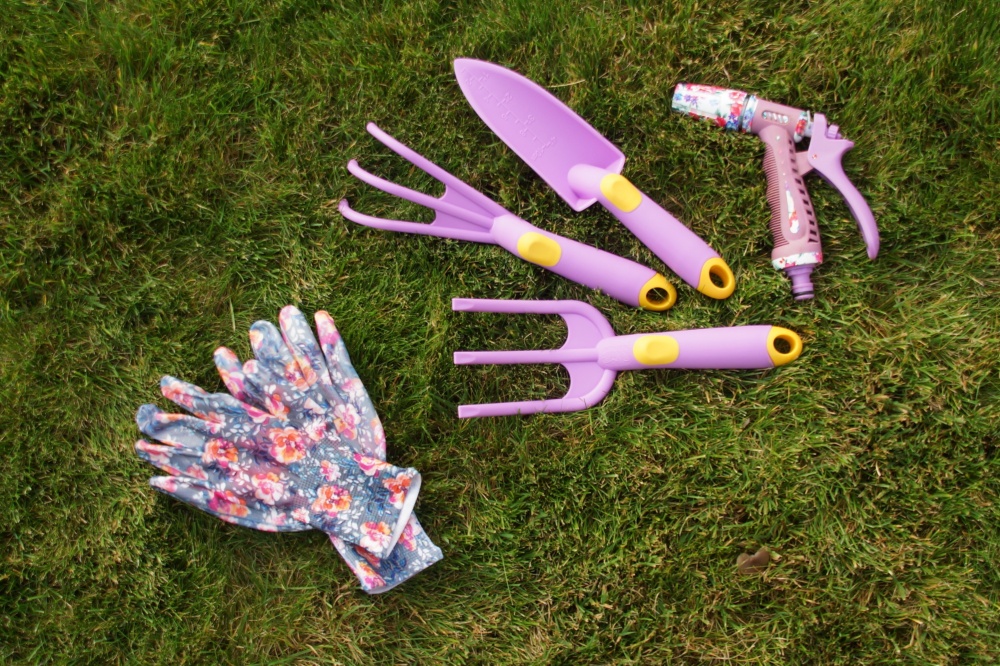 Лопатка суцільна вузька бузкова