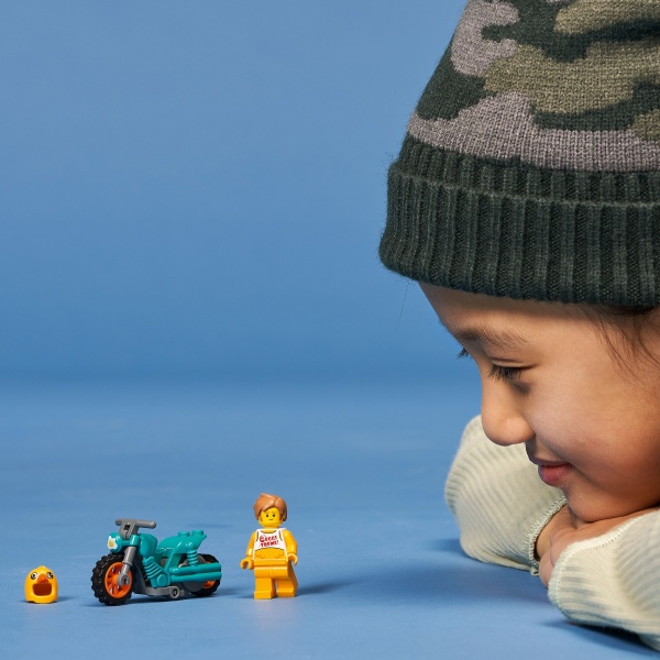 Конструктор LEGO City Курча на каскадерському мотоциклі 60310