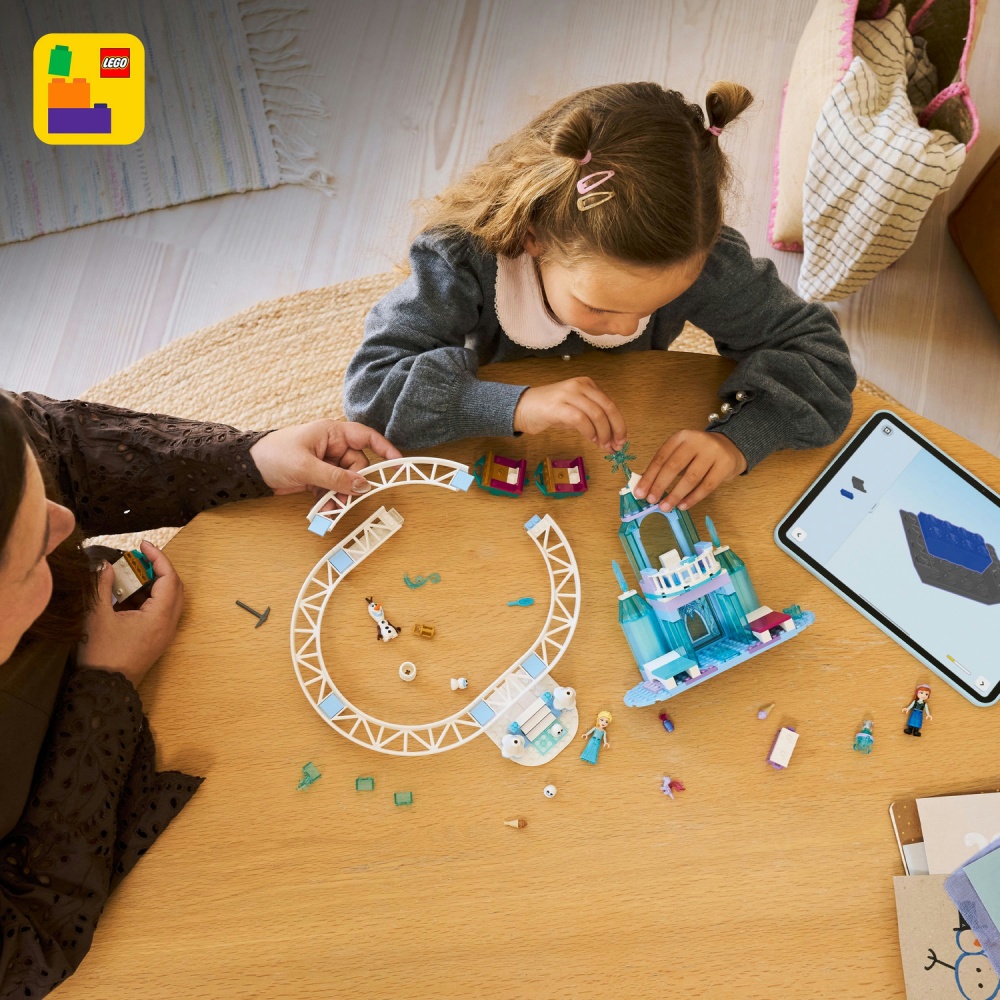 Конструктор LEGO Disney Princess Ледяной дворец Эльзы и веселое катание на санках 43281