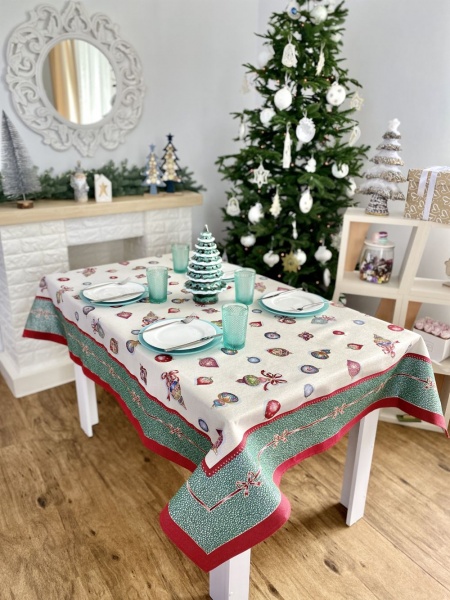 Скатерть Елочные украшения 137x240 см Limaso 