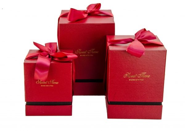 Коробка подарочная Кубик 136-3 18x18x26 см в цветовом ассортименте.