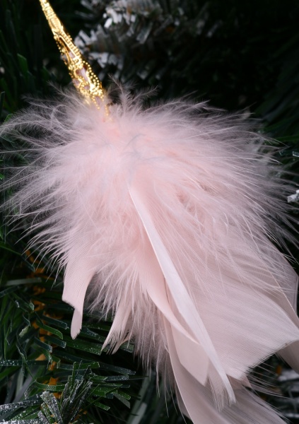 Декорация-подвеска перья 20 см в ассортименте