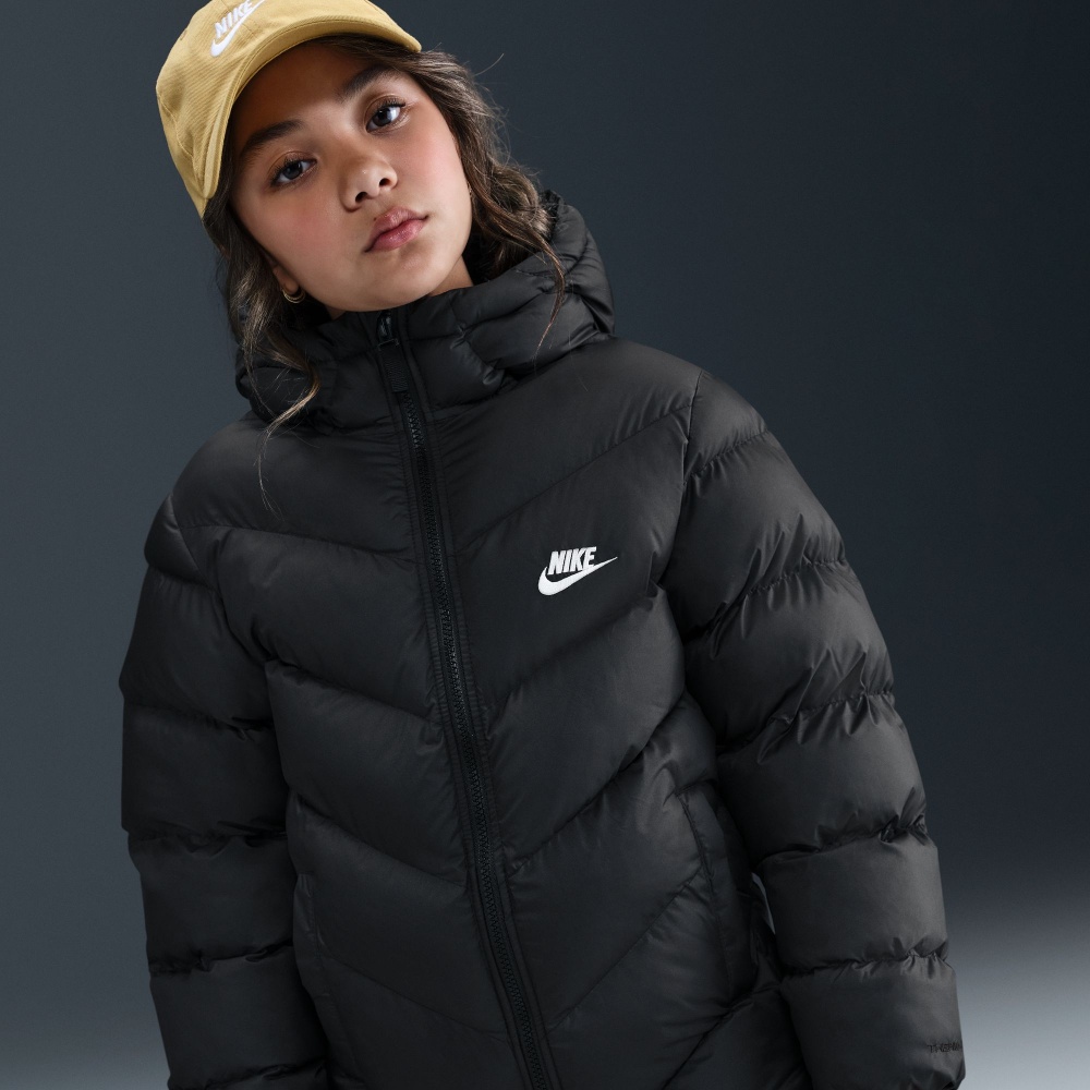 Куртка унисекс Nike Sportswear All Day Play Older Kids' Puffer Jacket р.128 черный HJ2722-010