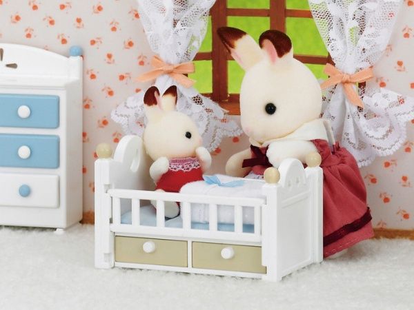 Игровой набор Sylvanian Families Шоколадный Крольчонок в кроватке 5017 