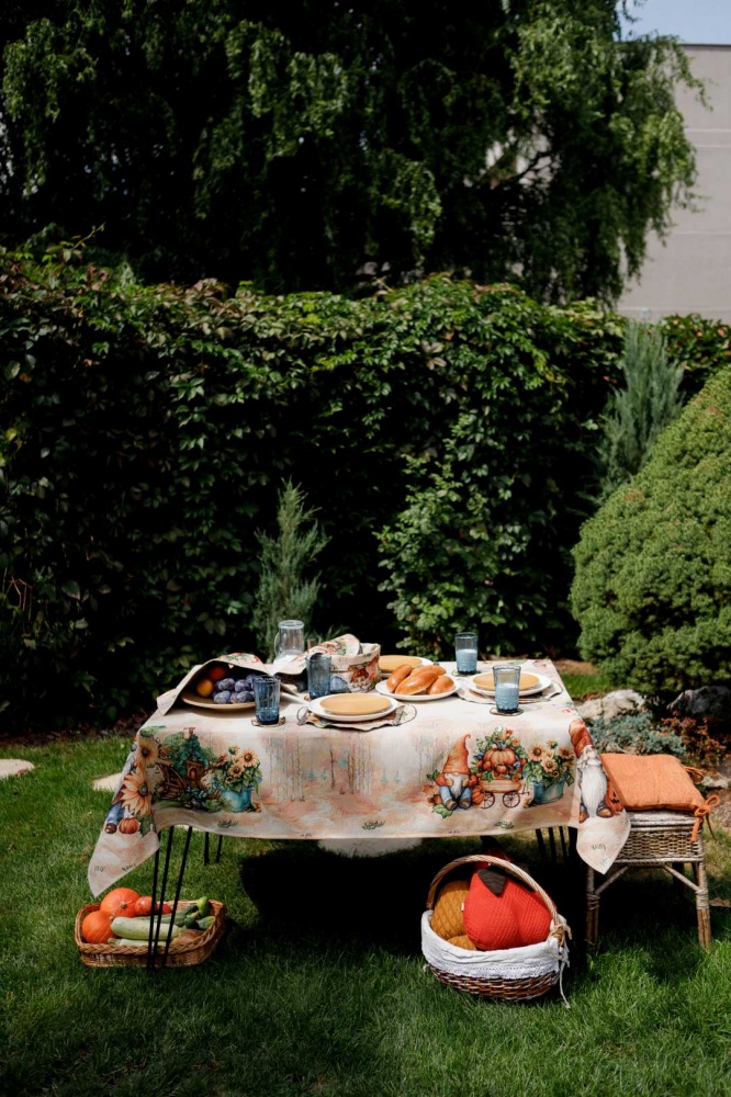 Скатерть Тыквенные гномы 135x180 см бежево-желтый Прованс