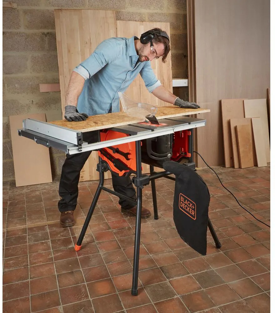 Пила торцовочная Black+Decker BES720