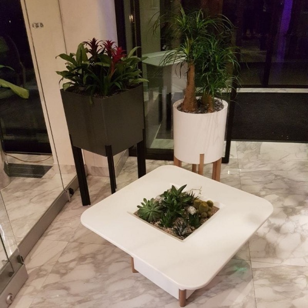 Горщик пластиковий Mondum Медітеранео 40x45x36 см (ніжки срібні /чорні) квадратний 36 л сірий 