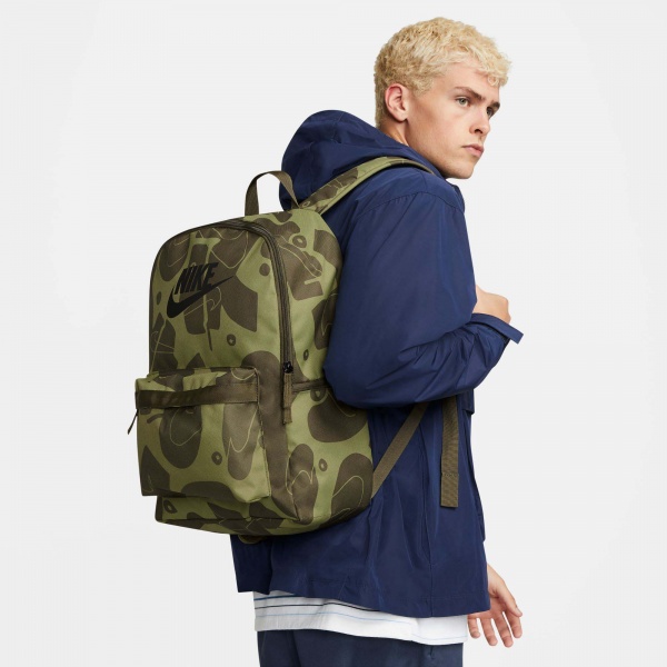 Рюкзак Nike Heritage Swoosh DQ5754-222 25 л зелено-оливковыйс рисунком