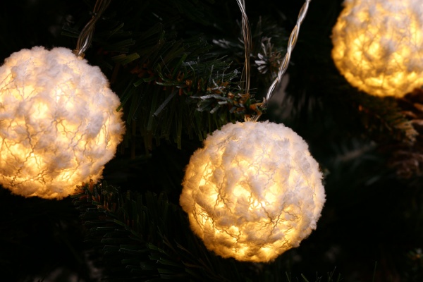 Электрогирлянда с шарами из искусственного меха Aх5307080 встроенный светодиод (LED) 10 ламп 1,3 м 