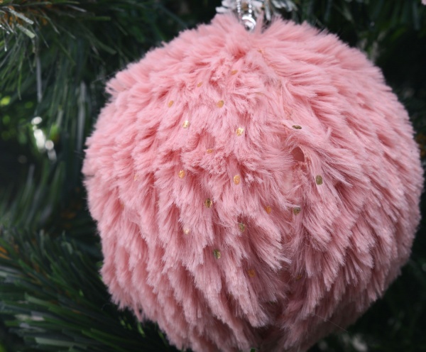 Елочная игрушка в форме шара с мехом 80 мм в ассортименте CAA124020 