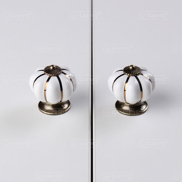 Меблева ручка кноб Larvij L4.knob02WH на один отвір мм білий/ антична бронза