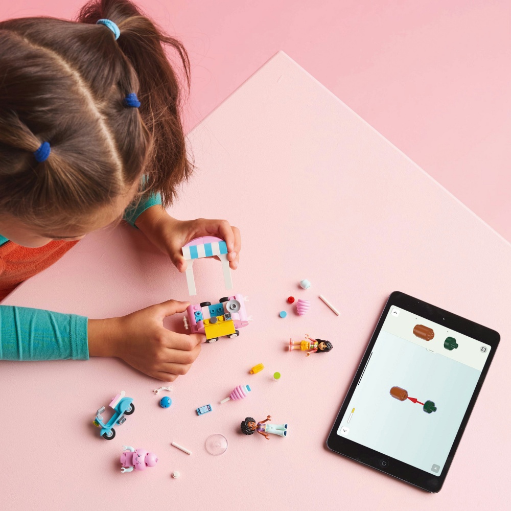 Конструктор LEGO Friends Ятка со сладкой ватой и скутер 42643