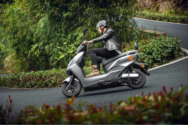 Электроскутер YADEA T7 Silver