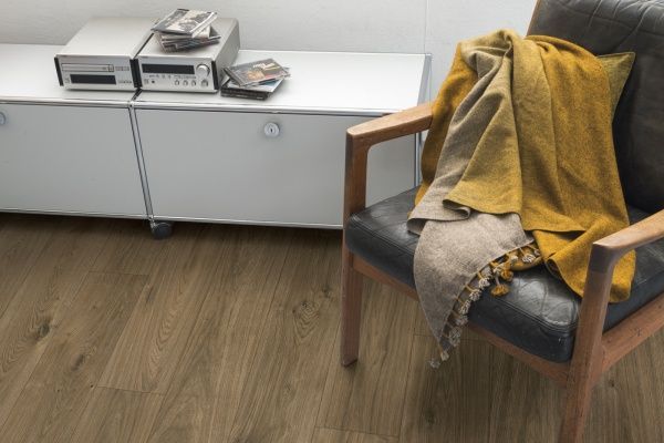 Ламинат пробковый Egger Comfort V4 EHC002 дуб джексонвилл темный 31/AC3 1292x193x8 мм