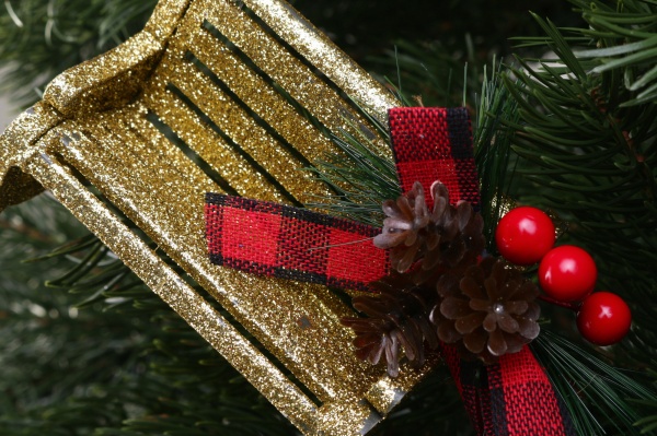 Декоративная подвеска Скамейка с декором 11x10 см E09023 золотой