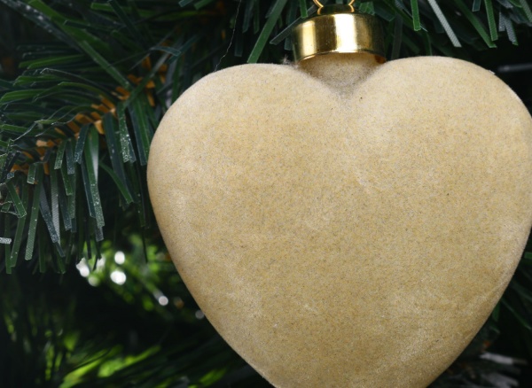 Елочная игрушка в форме сердца 9 см 