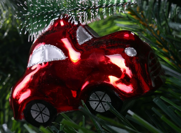 Ялинкова іграшка у формі автомобіля з ялинкою 4,5 см 
