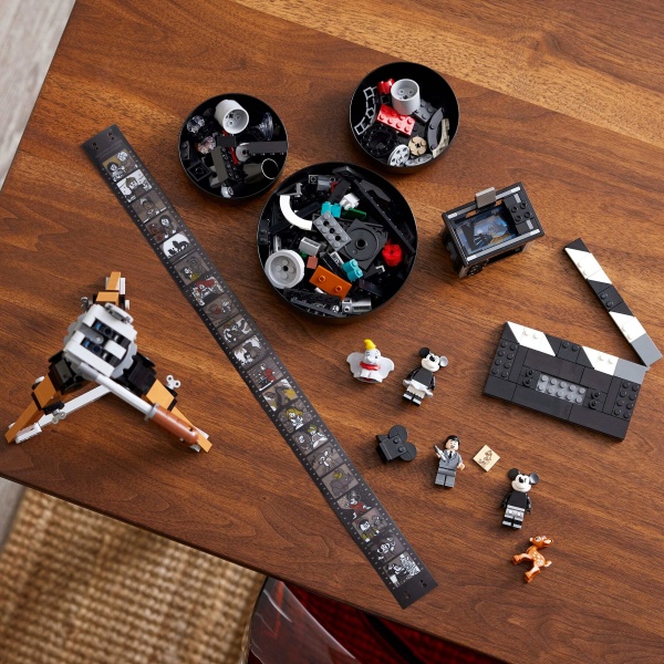 Конструктор LEGO Disney Камера вшанування Волта Діснея 43230