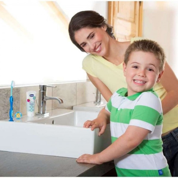 Детская зубная щетка Chicco розовая (для девочки) средней жесткости 1 шт.